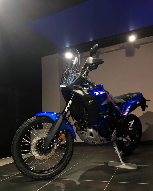 🔹La llamada de una leyenda

Inspirada en las máquinas con las que el legendario piloto francés Stéphane Peterhansel consiguió seis victorias en el Dakar, la Ténéré 700 World Rally luce los exclusivos colores oficiales de competición de la marca y, entre su completo equipamiento, incluye un ligero silenciador Slip-On Akrapovič, así como una horquilla especial de largo recorrido, llantas y un asiento Rally de perfil plano.
Unidad disponible para entrega inmediata.

#AdellMotos #TenereWorldRally #Yamaha #RevsYourhearth #Adventure #YamahaVinaròs